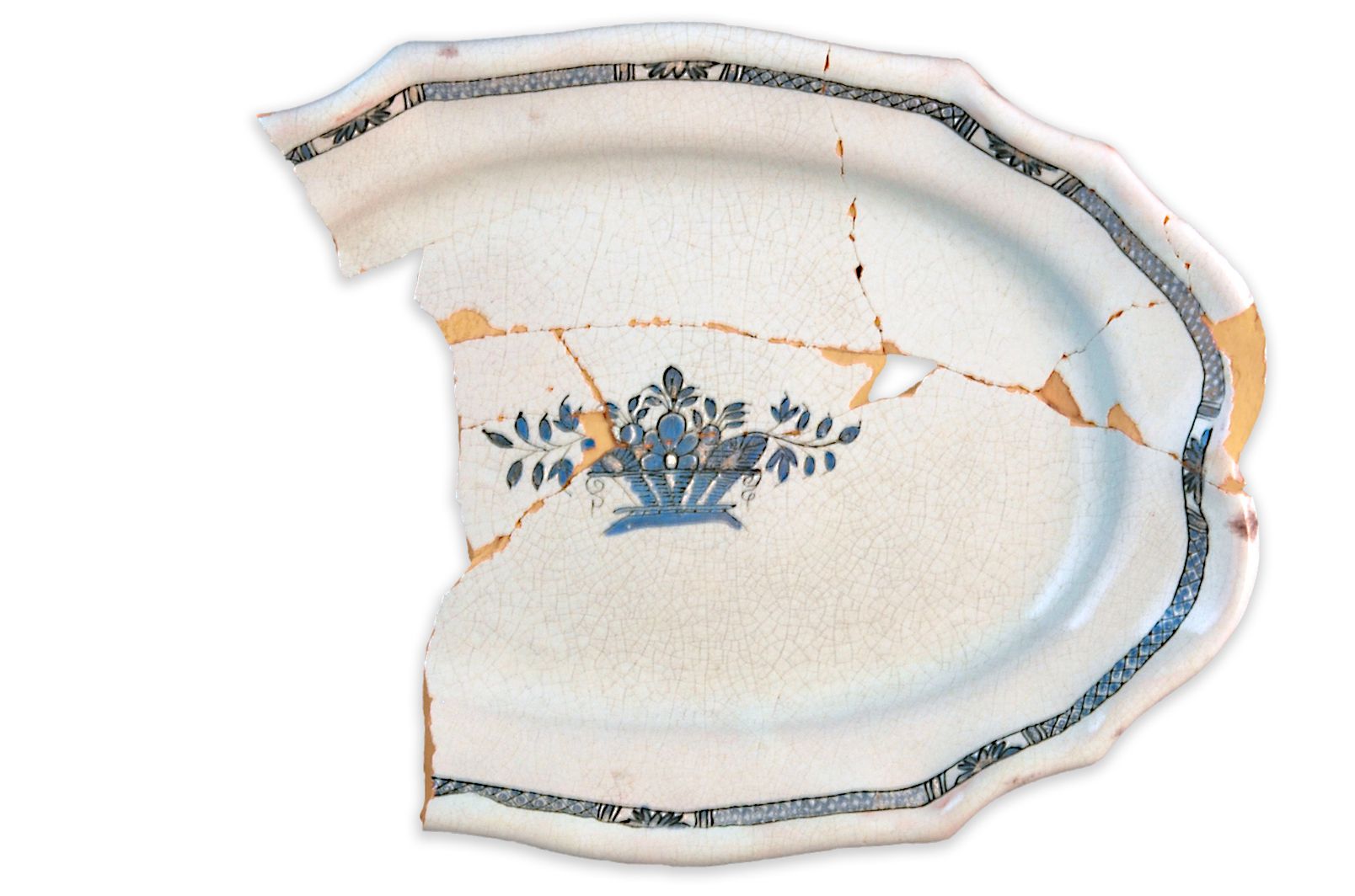 PlatMCC/LRAQ, photo : Marie-Annick PrévostLatrines de la maison Perthuis. Vers 1699-1750Faïence brune, France. Panier fleuri peint en bleu dans le style de Rouen. Sur les tables des résidents fortunés de Place-Royale se retrouvent des faïences importées d’Angleterre, de Hollande et d’Espagne. Il va sans dire que les faïences produites en France dominent. La plupart imitent les décors popularisés par les grands centres de production : Rouen, Moustiers et Nevers.