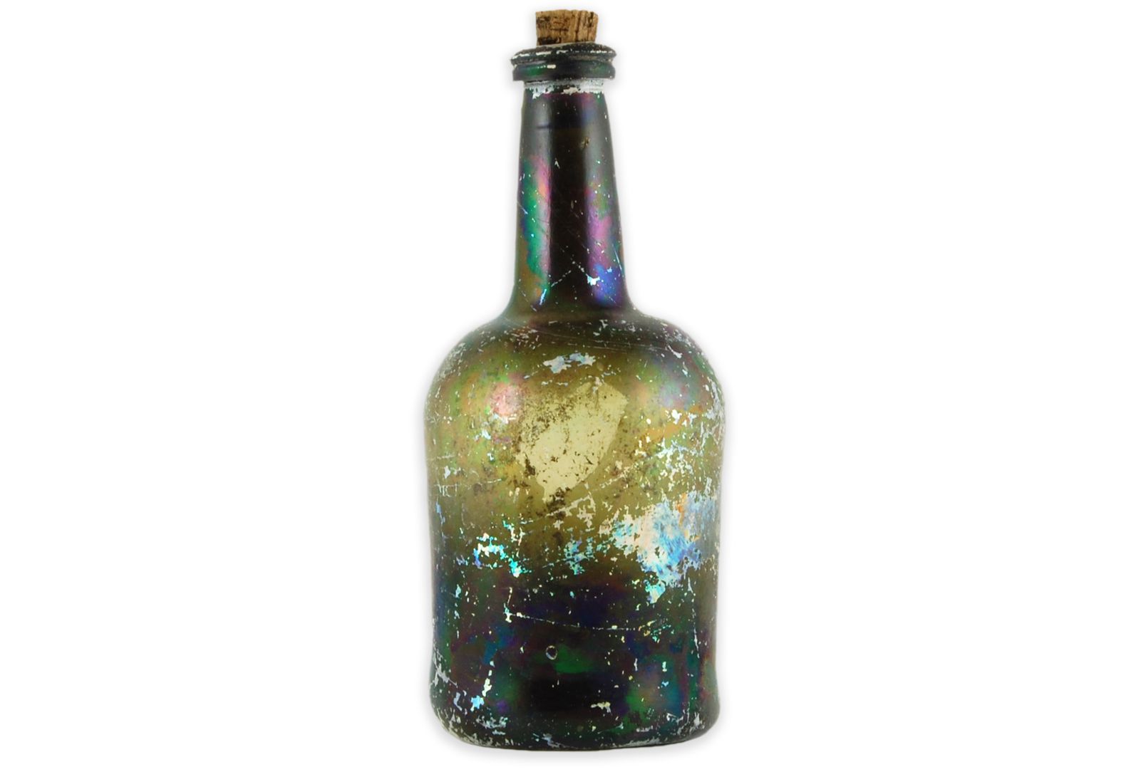 Bouteille cylindriqueMCC/LRAQ, photo : Joanie-April  GauthierLatrines de la maison Guillaume-Estèbe. Vers 1753-1800Verre transparent vert foncé avec bouchon de liège, Angleterre. Lèvre profilée en V, épaule arrondie, corps cylindrique.